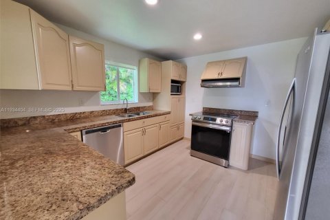 Снять в аренду виллу или дом в Корал-Гейблс, Флорида 3 спальни, 194.44м2, № 1992739 - фото 30