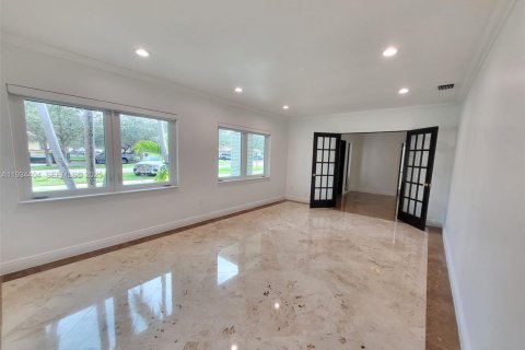 Снять в аренду виллу или дом в Корал-Гейблс, Флорида 3 спальни, 194.44м2, № 1992739 - фото 8