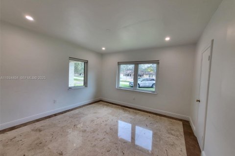 Снять в аренду виллу или дом в Корал-Гейблс, Флорида 3 спальни, 194.44м2, № 1992739 - фото 12