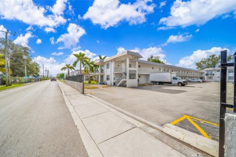 Commercial property in Opa-locka, Florida № 1701531 - photo 2