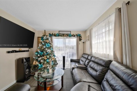 Commercial property in Opa-locka, Florida № 1701531 - photo 18