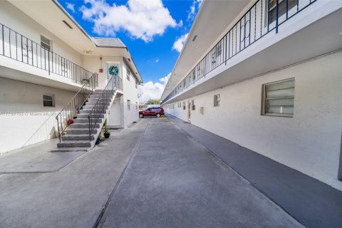 Commercial property in Opa-locka, Florida № 1701531 - photo 12