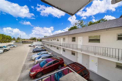 Commercial property in Opa-locka, Florida № 1701531 - photo 7