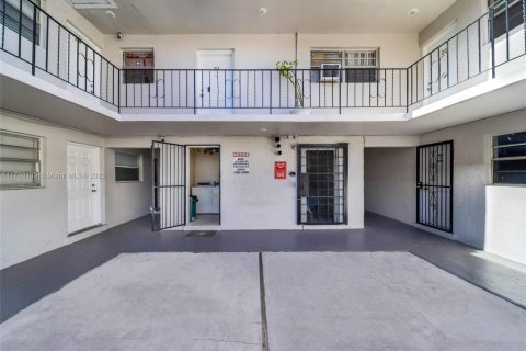 Commercial property in Opa-locka, Florida № 1701531 - photo 8