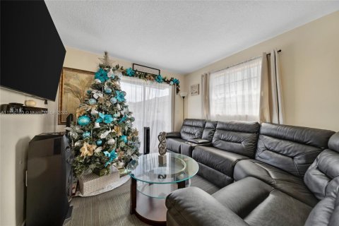 Commercial property in Opa-locka, Florida № 1701531 - photo 16
