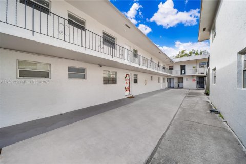 Commercial property in Opa-locka, Florida № 1701531 - photo 4