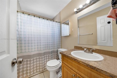 Commercial property in Opa-locka, Florida № 1701531 - photo 17