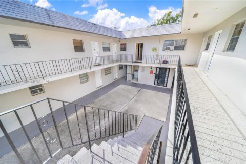 Commercial property in Opa-locka, Florida № 1701531 - photo 5