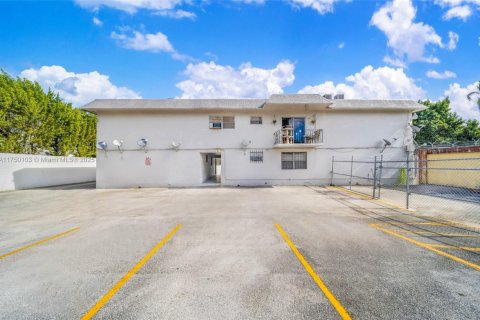 Commercial property in Opa-locka, Florida № 1701531 - photo 10