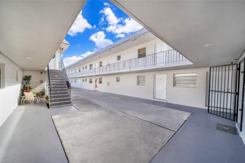 Commercial property in Opa-locka, Florida № 1701531 - photo 11