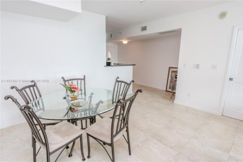 Condo in Miami, Florida, 2 bedrooms  № 1888872 - photo 7