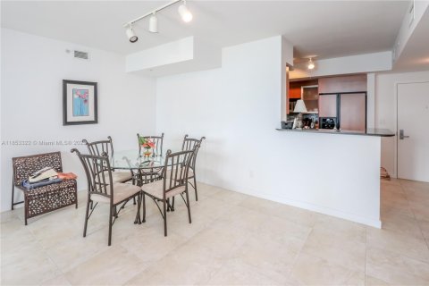 Condo in Miami, Florida, 2 bedrooms  № 1888872 - photo 8