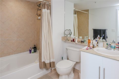 Condo in Miami, Florida, 2 bedrooms  № 1888872 - photo 18