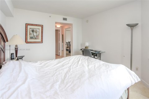Condo in Miami, Florida, 2 bedrooms  № 1888872 - photo 17