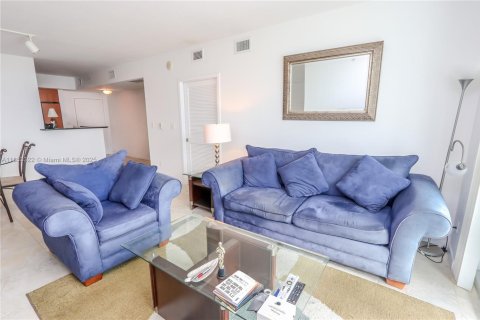 Condo in Miami, Florida, 2 bedrooms  № 1888872 - photo 6