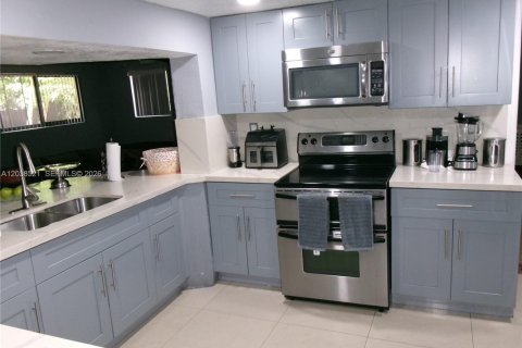 Купить виллу или дом в Майами, Флорида 3 спальни, 132.57м2, № 2240295 - фото 11