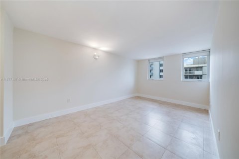 Copropriété à louer à Miami Beach, Floride: 2 chambres, 98.94 m2 № 2013015 - photo 13