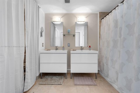 Condo in Miami, Florida, 3 bedrooms  № 1862812 - photo 19