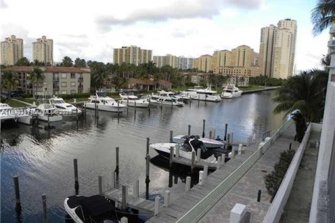 Condo in Aventura, Florida, 1 bedroom  № 2001278 - photo 12