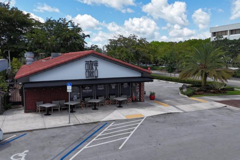 Commercial property in Coral Springs, Florida № 2087063
