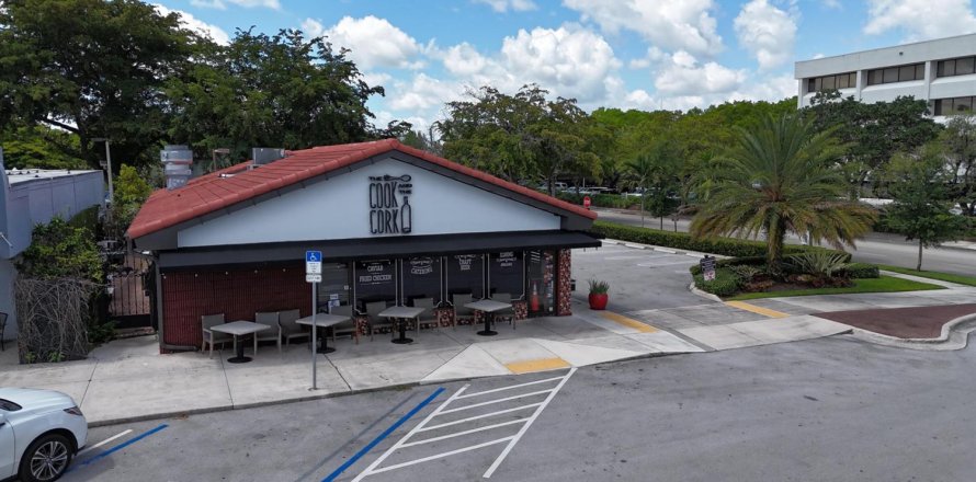 Commercial property in Coral Springs, Florida № 2087063