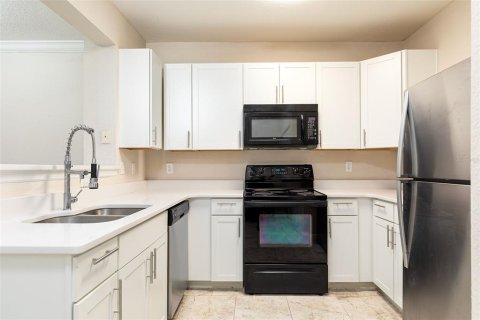 Condo in Orlando, Florida, 2 bedrooms № 2380826 - photo 6