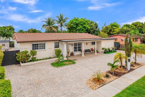 House in Hialeah, Florida 4 bedrooms, 144.93 sq.m. № 2078755