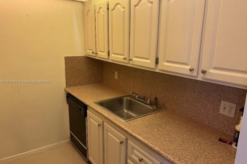 Condo in Pembroke Pines, Florida, 1 bedroom  № 1776140 - photo 6