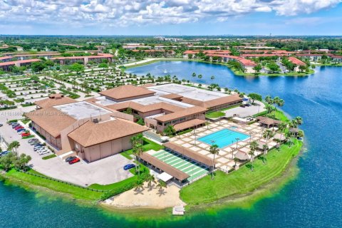 Condo in Pembroke Pines, Florida, 1 bedroom  № 1776140 - photo 1