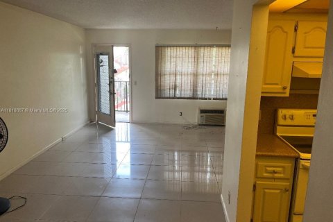 Condo in Pembroke Pines, Florida, 1 bedroom  № 1776140 - photo 11