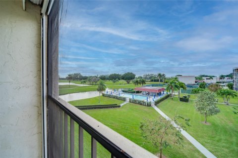 Condo in Pembroke Pines, Florida, 1 bedroom  № 962337 - photo 1