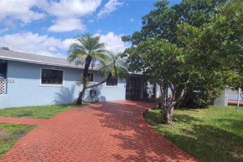 Купить виллу или дом в Майами, Флорида 5 спален, 279.91м2, № 1764788 - фото 1