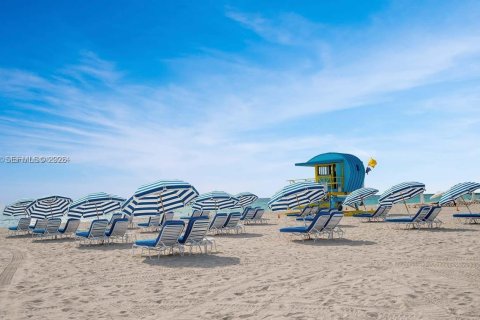 Condo in Miami, Florida, 1 bedroom  № 2062833 - photo 8