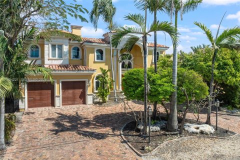 Casa en venta en Fort Lauderdale, Florida, 4 dormitorios, 393.91 m2 № 2243796 - foto 2