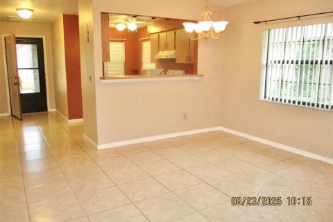 House in Port Orange, Florida 2 bedrooms, 105.35 sq.m. № 1916088 - photo 5