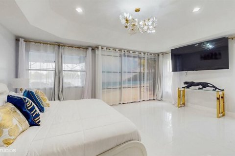 House in Wellington, Florida 5 bedrooms, 288 sq.m. № 2176988 - photo 15