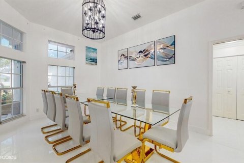 House in Wellington, Florida 5 bedrooms, 288 sq.m. № 2176988 - photo 10