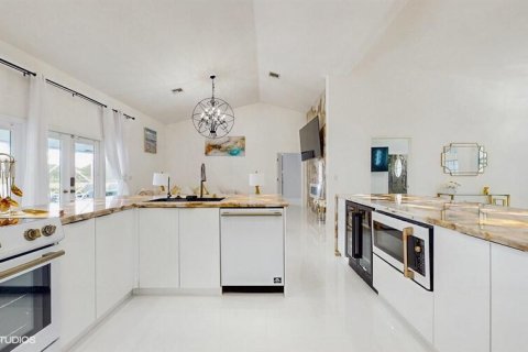 House in Wellington, Florida 5 bedrooms, 288 sq.m. № 2176988 - photo 14