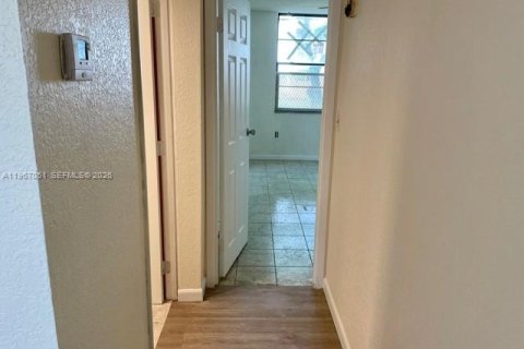 Condo in Lauderhill, Florida, 1 bedroom  № 2028433 - photo 5