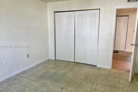 Condo in Lauderhill, Florida, 1 bedroom  № 2028433 - photo 6