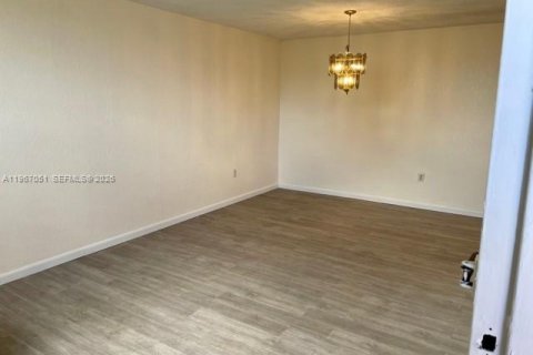 Condo in Lauderhill, Florida, 1 bedroom  № 2028433 - photo 3