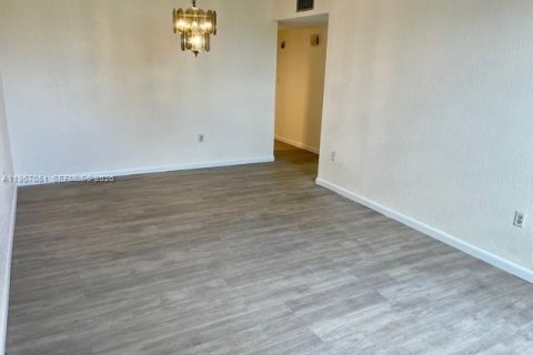 Condo in Lauderhill, Florida, 1 bedroom  № 2028433 - photo 4