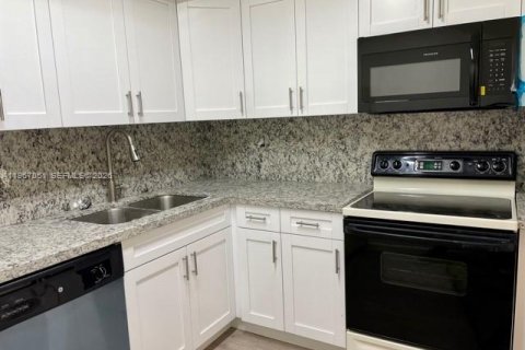 Condo in Lauderhill, Florida, 1 bedroom  № 2028433 - photo 2