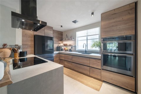 Townhouse in Miami Beach, Florida 3 bedrooms, 120.77 sq.m. № 2026286 - photo 11