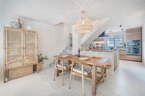 Townhouse in Miami Beach, Florida 3 bedrooms, 120.77 sq.m. № 2026286 - photo 8