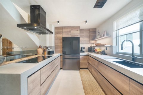 Townhouse in Miami Beach, Florida 3 bedrooms, 120.77 sq.m. № 2026286 - photo 10