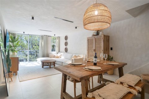 Townhouse in Miami Beach, Florida 3 bedrooms, 120.77 sq.m. № 2026286