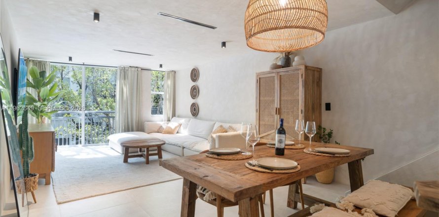 Townhouse in Miami Beach, Florida 3 bedrooms, 120.77 sq.m. № 2026286