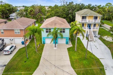 House in Hernando Beach, Florida 3 bedrooms, 156.08 sq.m. № 1903473 - photo 1