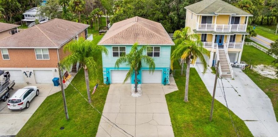 House in Hernando Beach, Florida 3 bedrooms, 156.08 sq.m. № 1903473